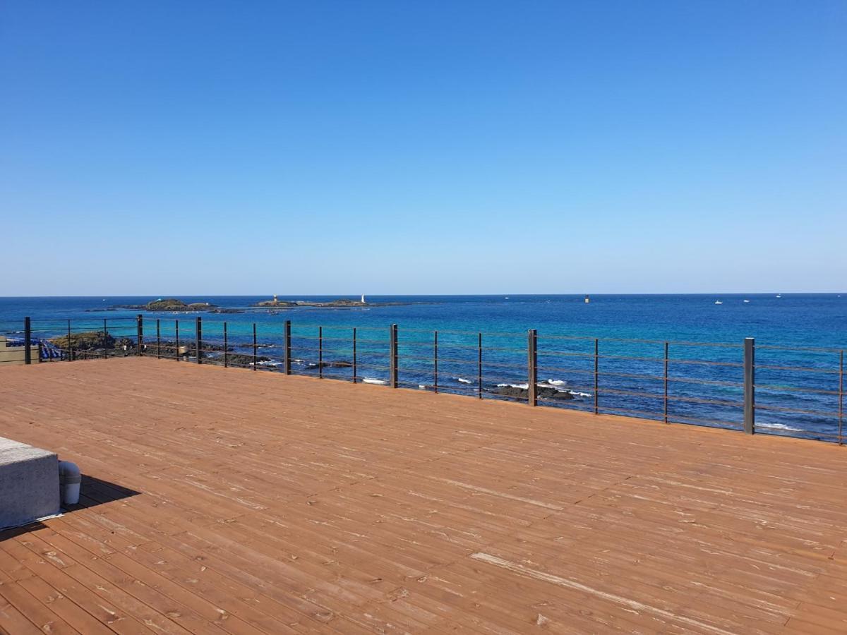 Castle Pool Resort Чеджудо Экстерьер фото
